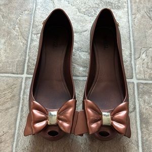EUC Melissa women’s size 7 peep toe flats with bow and gold detail